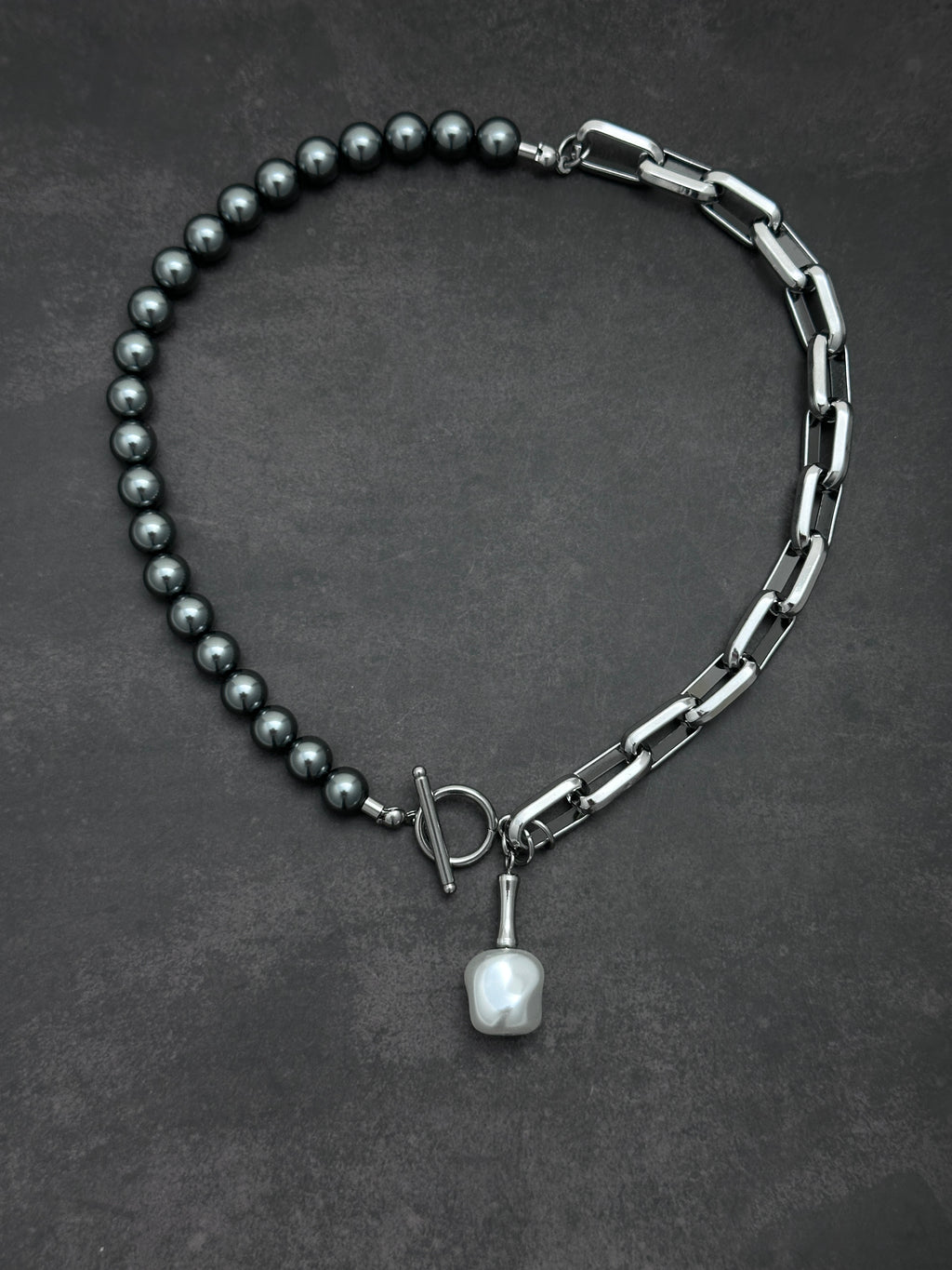 Asymmetric Chain & Dark Grey Pearl Necklace with Elegant Strength