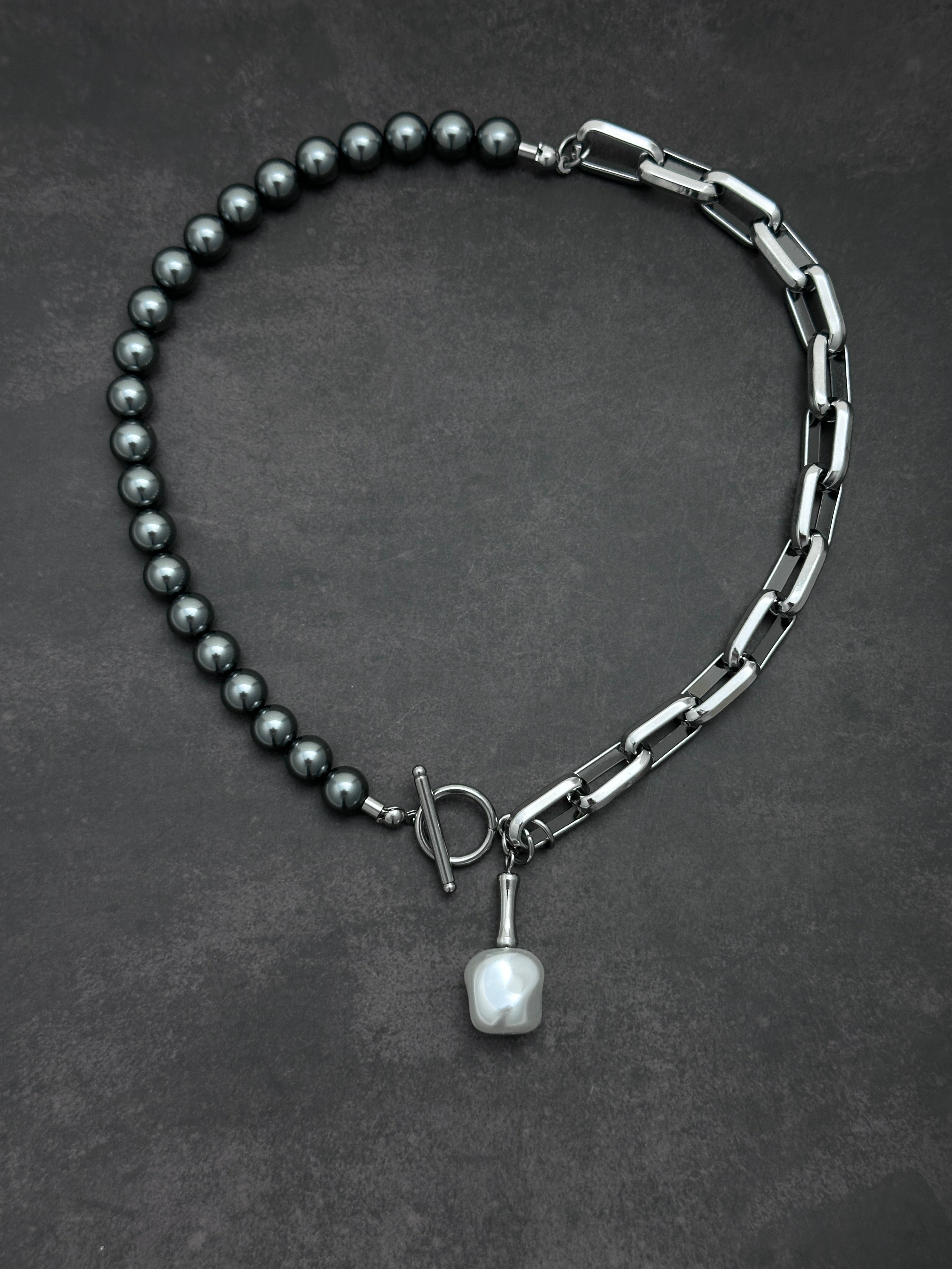 Asymmetric Chain & Dark Grey Pearl Necklace with Elegant Strength
