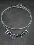 Collar de doble capa con perla gris oscuro | Collar de cadena industrial de plata con fuerza elegante