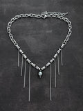 Collana vistosa in stile industriale morbido con frange e perle grigio scuro
