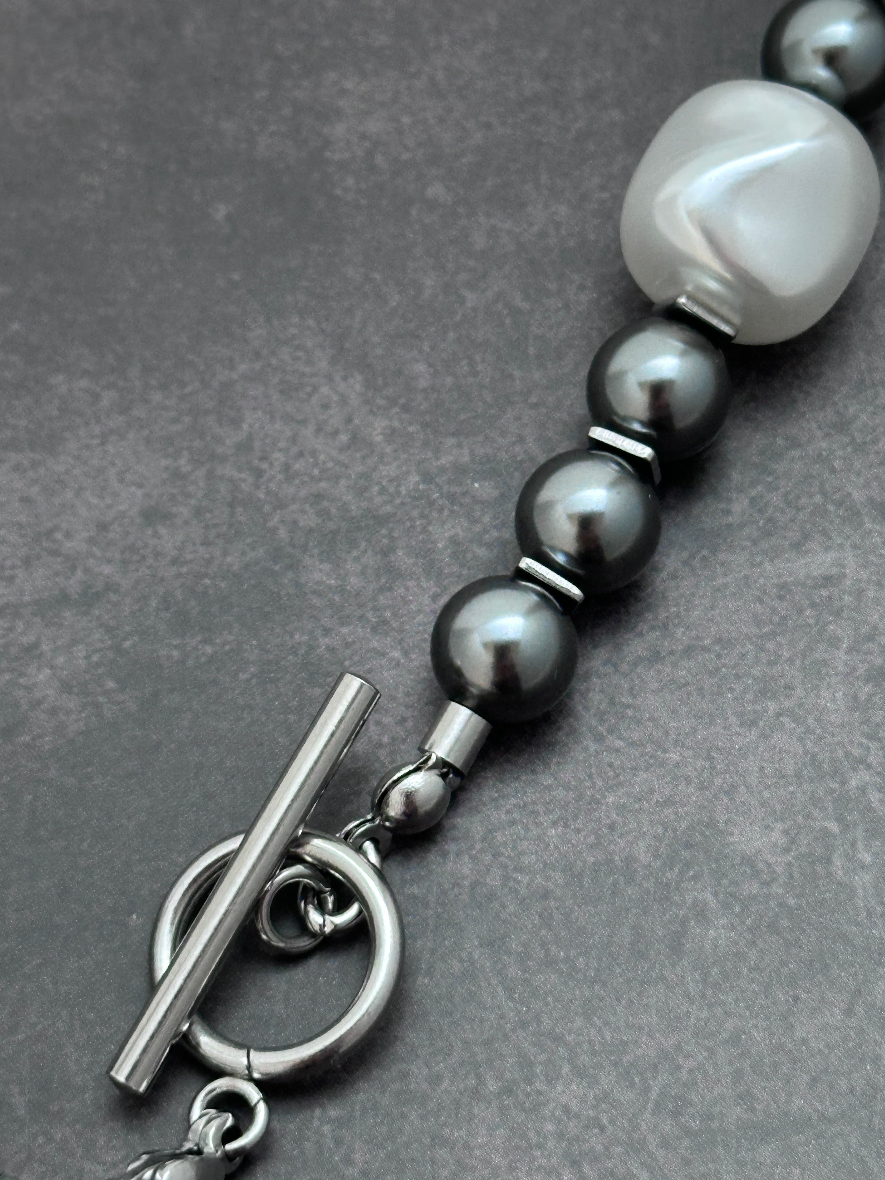 Mechanical Chain | Dark Grey Beaded Pearl  Elegant Strength Necklace