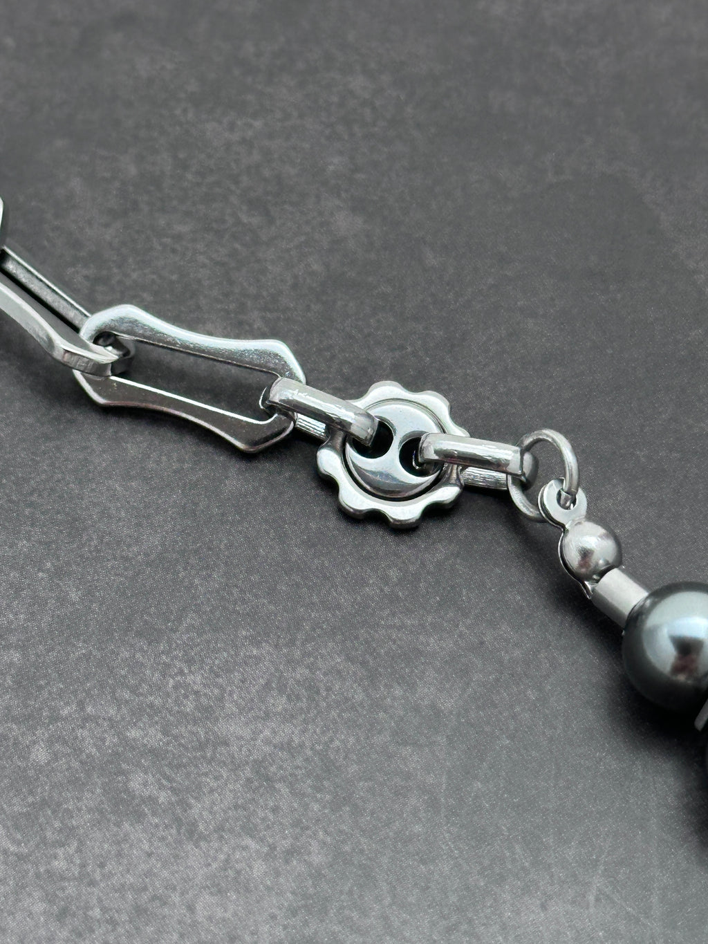 Mechanical Chain | Dark Grey Beaded Pearl  Elegant Strength Necklace
