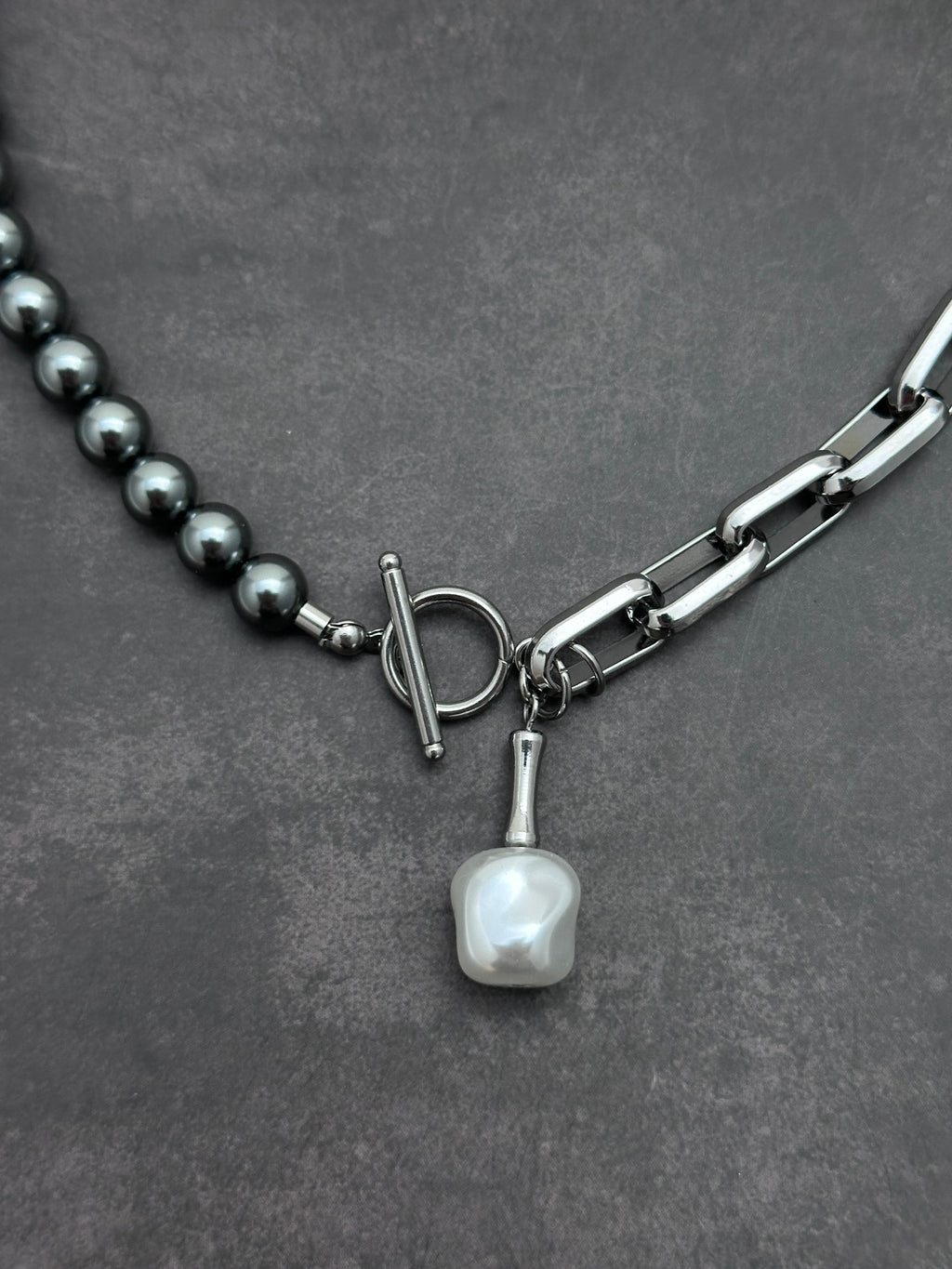 Asymmetric Chain & Dark Grey Pearl Necklace with Elegant Strength