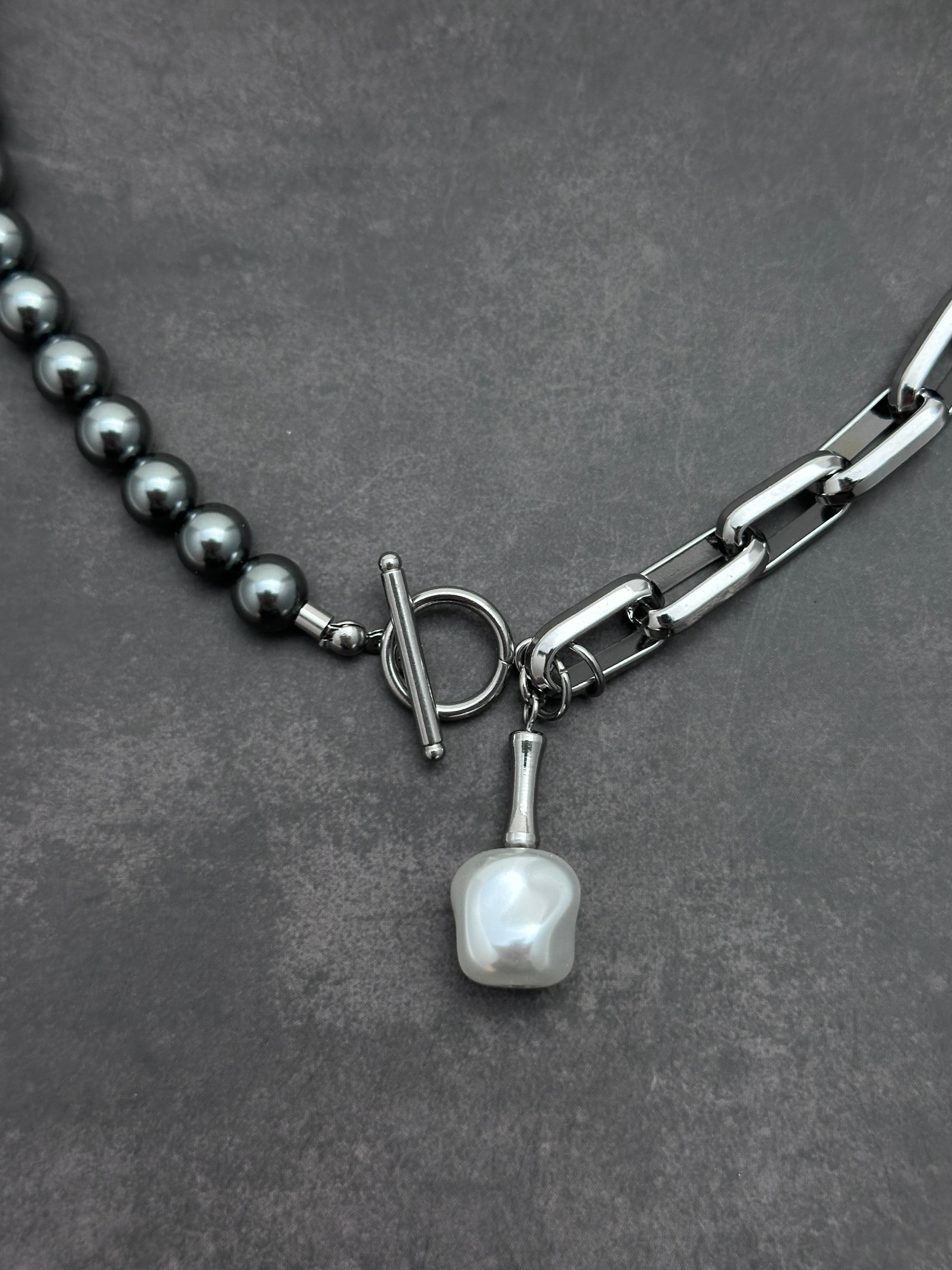 Asymmetric Chain & Dark Grey Pearl Necklace with Elegant Strength