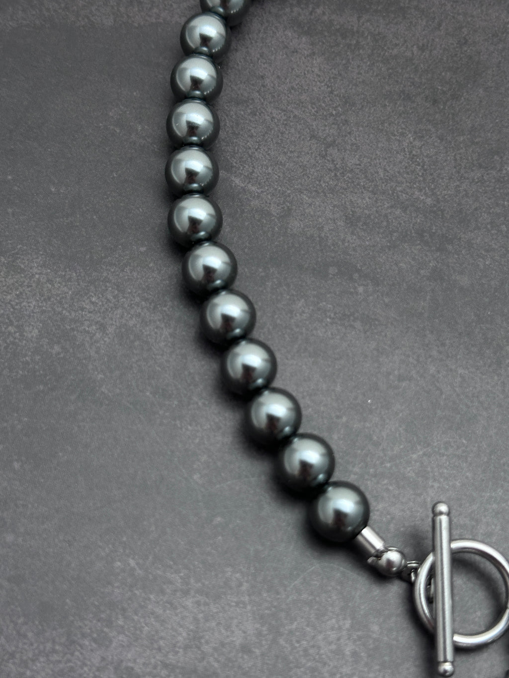 Asymmetric Chain & Dark Grey Pearl Necklace with Elegant Strength