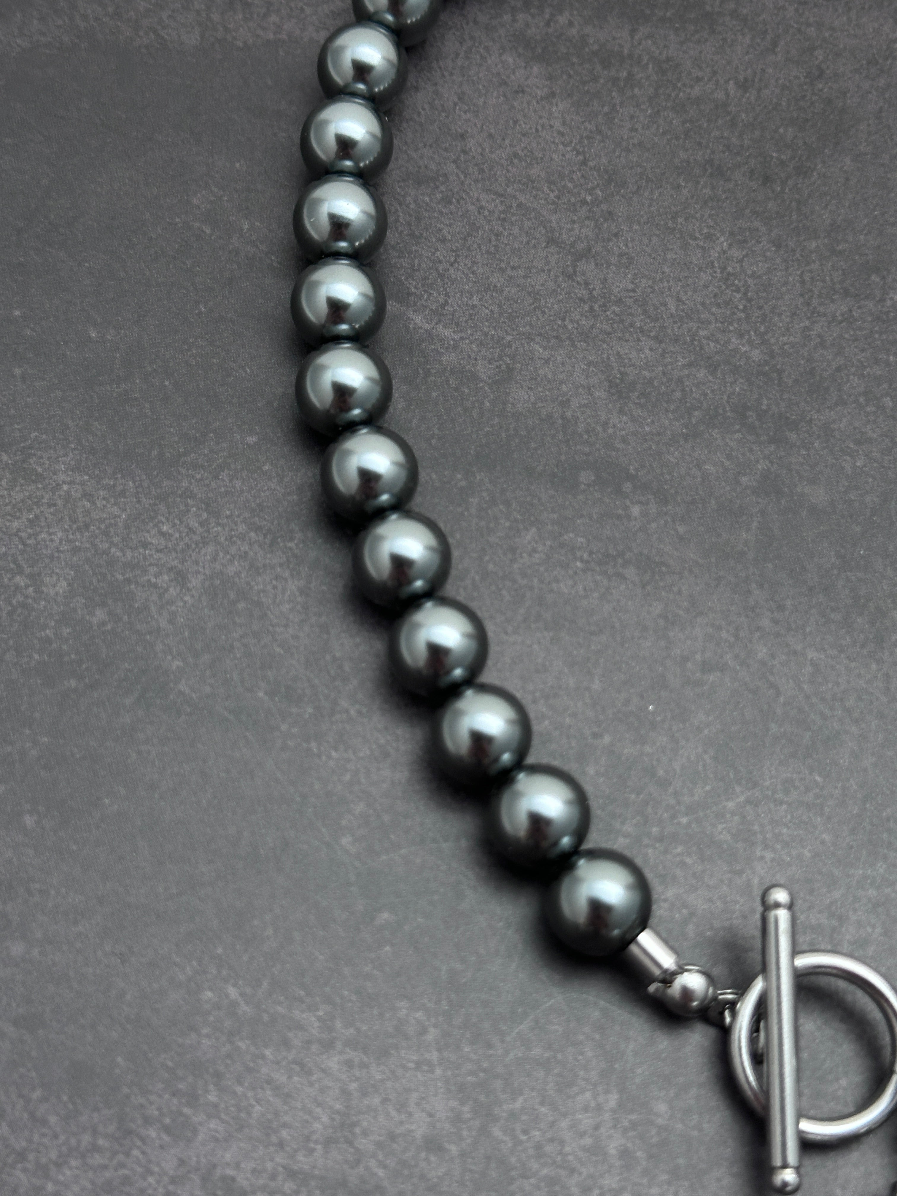 Asymmetric Chain & Dark Grey Pearl Necklace with Elegant Strength