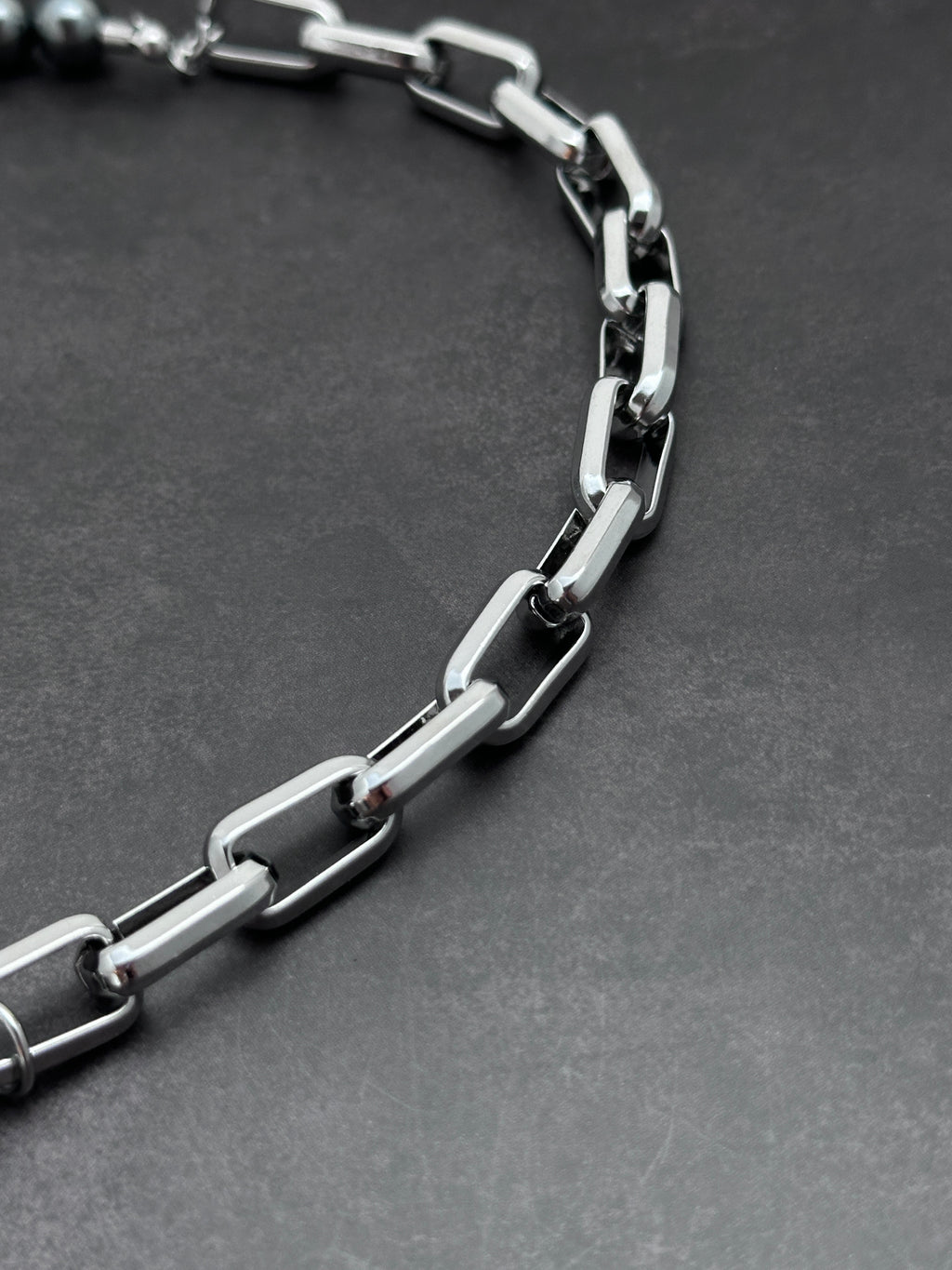 Asymmetric Chain & Dark Grey Pearl Necklace with Elegant Strength