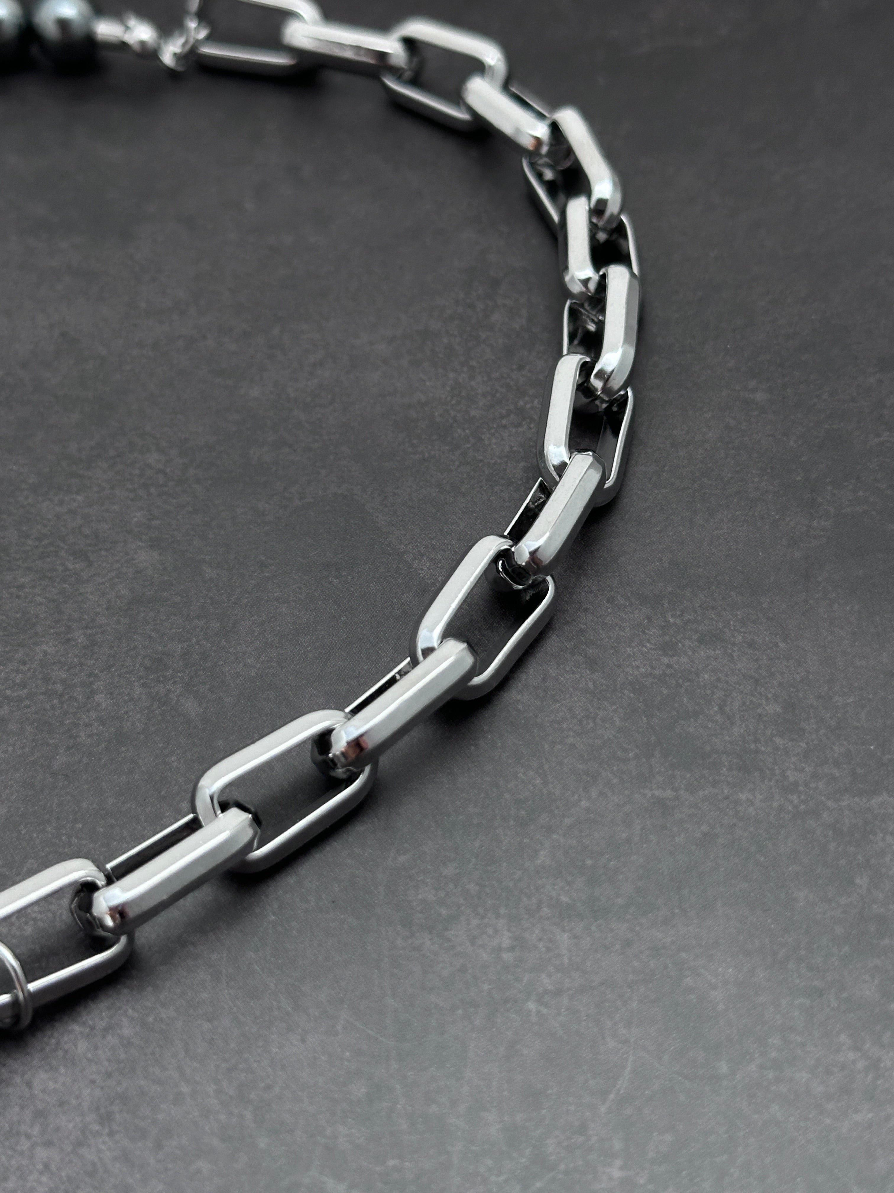 Asymmetric Chain & Dark Grey Pearl Necklace with Elegant Strength